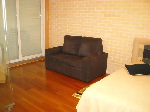 Slaapkamer; houten vloer, natuurlijk licht