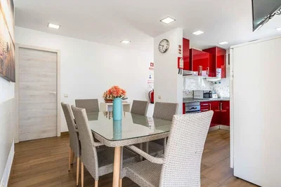 Cucina; elettrodomestici, luce naturale, stile moderno