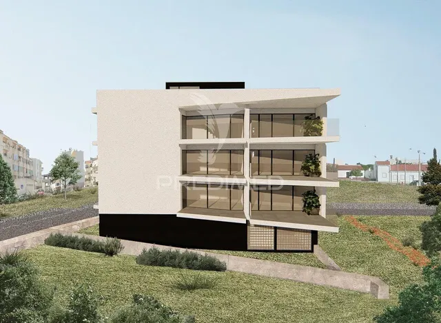 Къща и околности