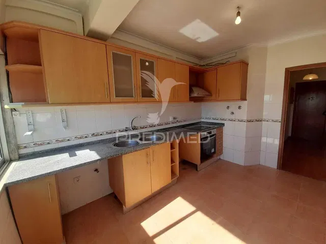 Kuchnia; sprzęt kuchenny, podłoga z płytek, światło dzienne