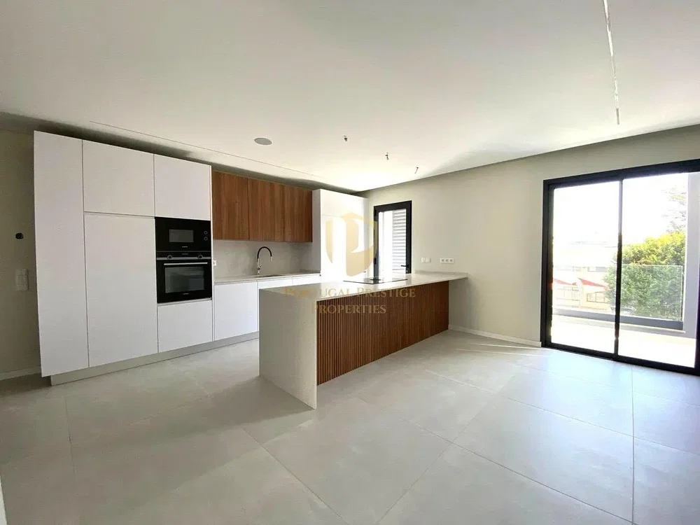مطبخ; أجهزة المطبخ, أرضية من البلاط, ضوء طبيعي, مجدد