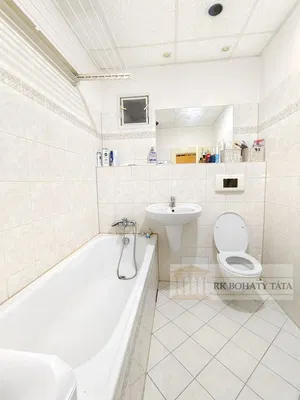 Badezimmer; fliesenboden, tageslicht