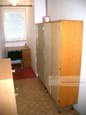Schlafzimmer; holzboden, fliesenboden, renovierungsbedürftig