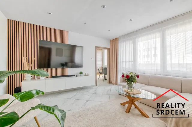Soggiorno; pavimento in piastrelle, luce naturale, stile moderno