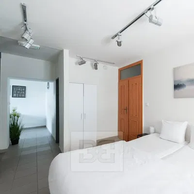 Chambre; lumière naturelle, carrelage