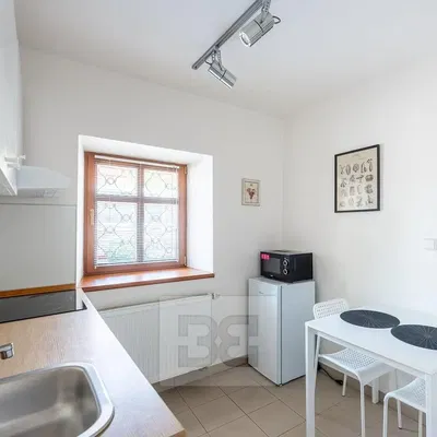 Cuisine; carrelage, électroménager, lumière naturelle