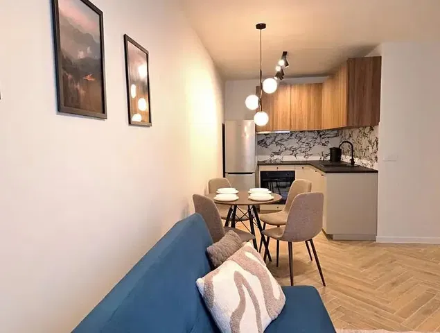 Soggiorno; pavimento in legno, luce naturale, stile moderno