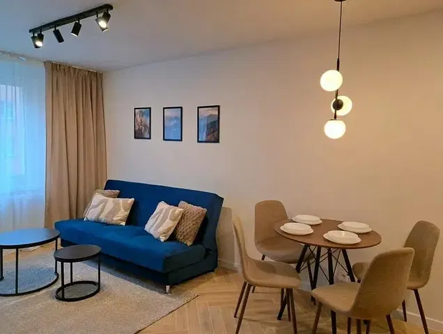 Soggiorno; stile moderno, pavimento in legno, luce naturale