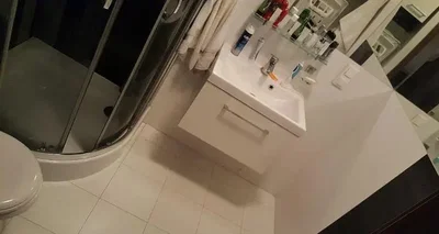 Banyo; fayans zemin, doğal ışık