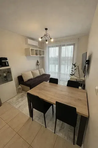 Soggiorno; pavimento in piastrelle, luce naturale