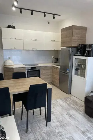 Cucina; elettrodomestici, pavimento in piastrelle, stile moderno