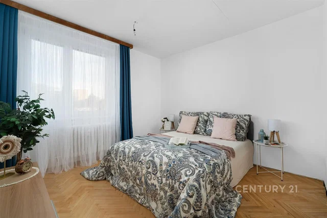 Camera da letto; luce naturale, pavimento in legno