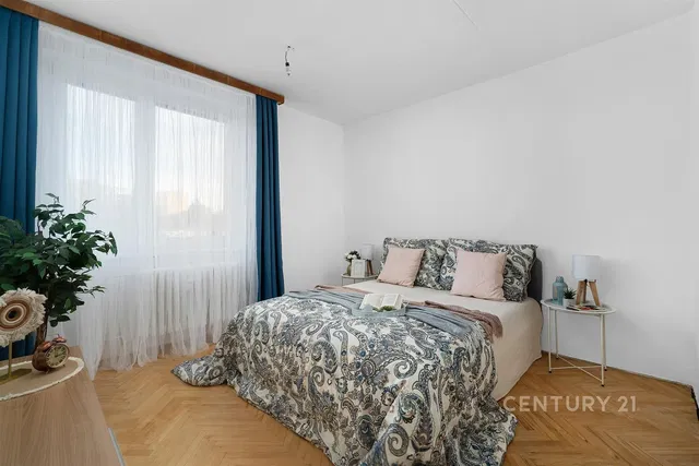 Ložnice; přirozené světlo, dřevěná podlaha