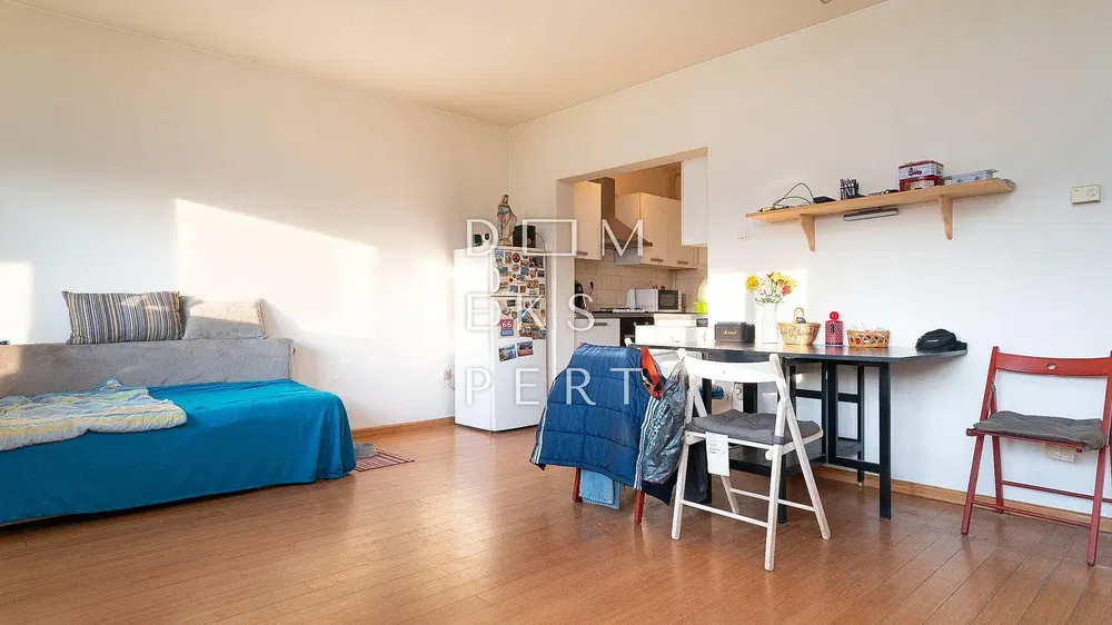 Spavaća soba; drveni pod, prirodna svjetlost, moderan stil