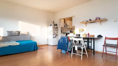 Spavaća soba; drveni pod, prirodna svjetlost, moderan stil