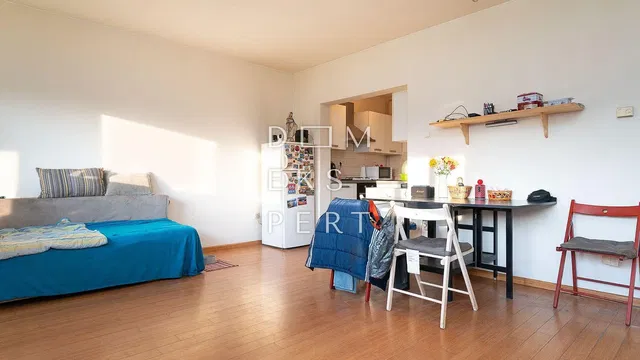 Camera da letto; pavimento in legno, luce naturale, stile moderno