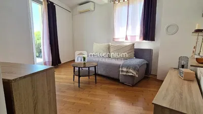 Dnevni boravak; prirodna svjetlost, drveni pod