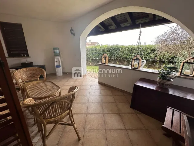 Тераса; плочки, естествена светлина, гледка