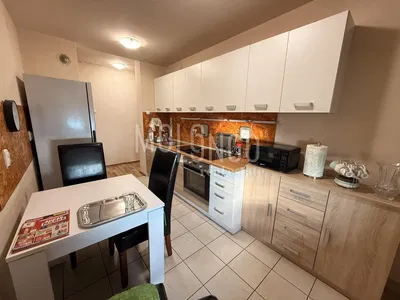 Кухиња; кухињски апарати, плочице, реновиран, природно светло, модерни стил