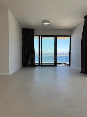 Obývací pokoj; výhled, dlažba, přirozené světlo