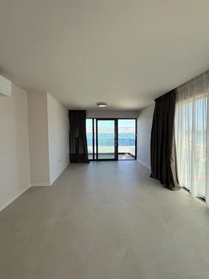 Obývací pokoj; výhled, dlažba, přirozené světlo