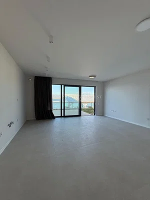 Obývací pokoj; výhled, dlažba, přirozené světlo