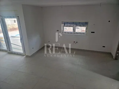 Ostalo; pločice, potrebna renovacija, prirodno svjetlo