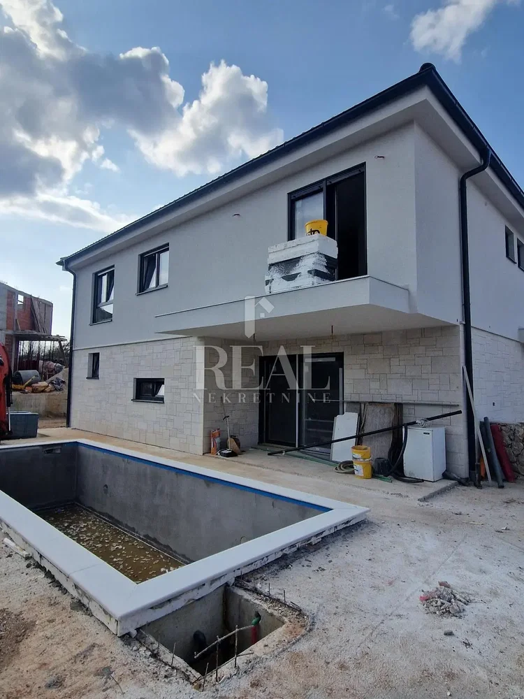 Kuća i okolina; potrebna renovacija