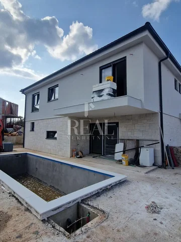 Casa e arredores; precisa de renovação