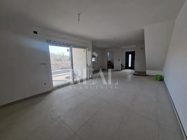 Sala de estar; chão de azulejo, precisa de renovação