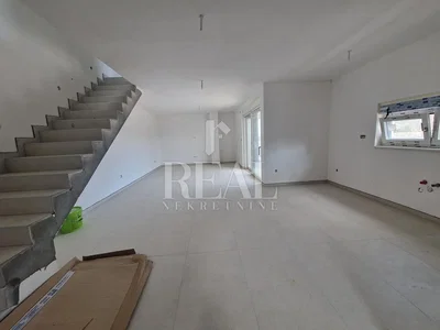 Ostalo; pločice, potrebna renovacija