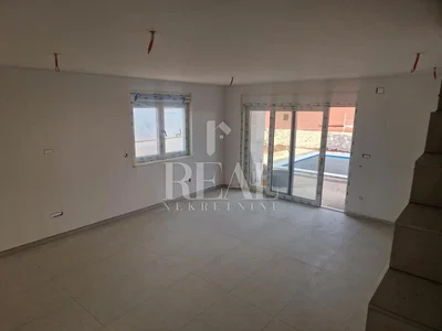 Dnevna soba; pločice, pogled, potrebna renovacija