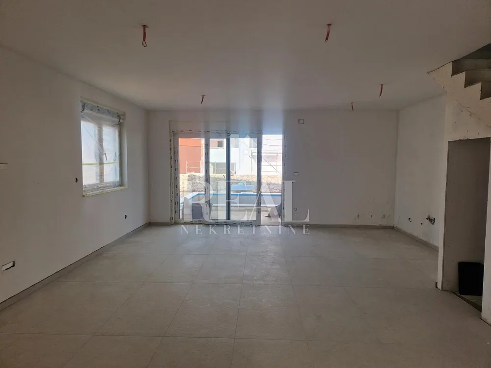 Dnevna soba; pločice, potrebna renovacija, prirodno svjetlo