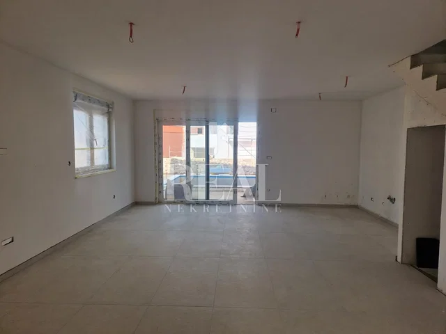 Sala de estar; chão de azulejo, precisa de renovação, luz natural