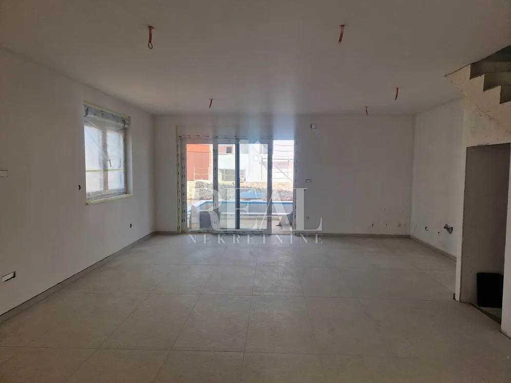 Dnevna soba; pločice, potrebna renovacija, prirodno svjetlo
