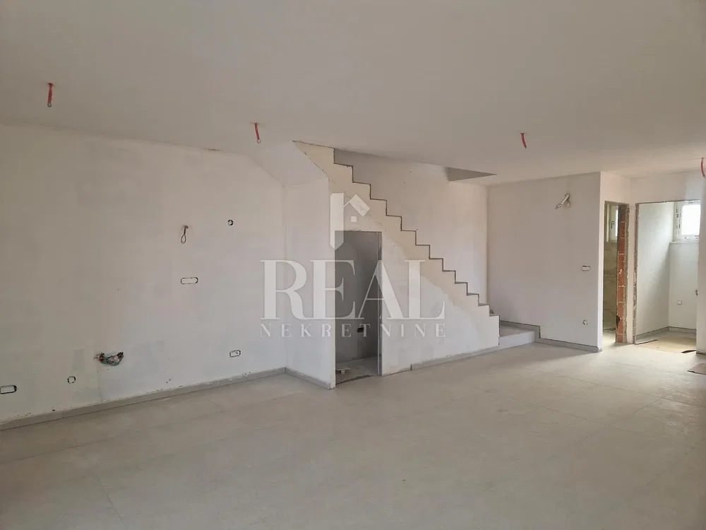 Dnevna soba; pločice, potrebna renovacija
