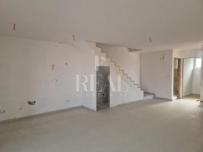 Dnevna soba; pločice, potrebna renovacija