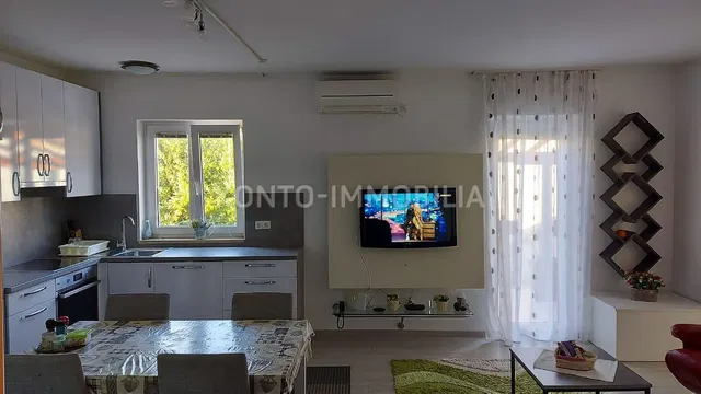 Cozinha; eletrodomésticos, luz natural, estilo moderno