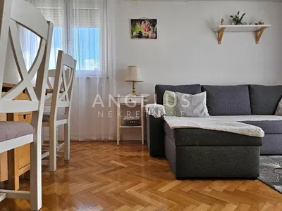 Sala de estar; chão de madeira, luz natural, estilo moderno