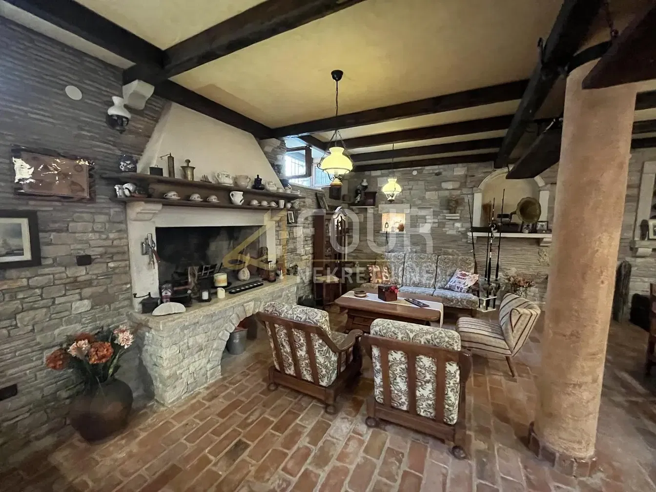 Salon; cheminée, poutres en bois, style rustique