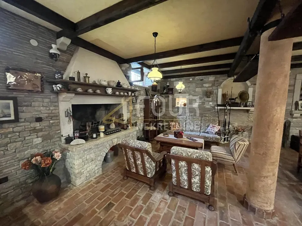 Salon; cheminée, poutres en bois, style rustique