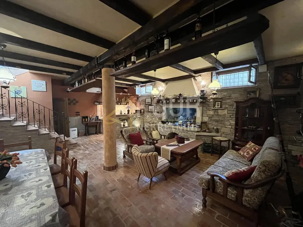 Salon; poutres en bois, style rustique, lumière naturelle