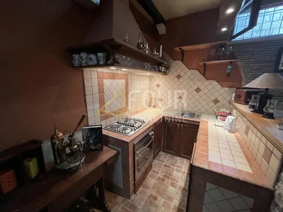 Cuisine; carrelage, électroménager, lumière naturelle