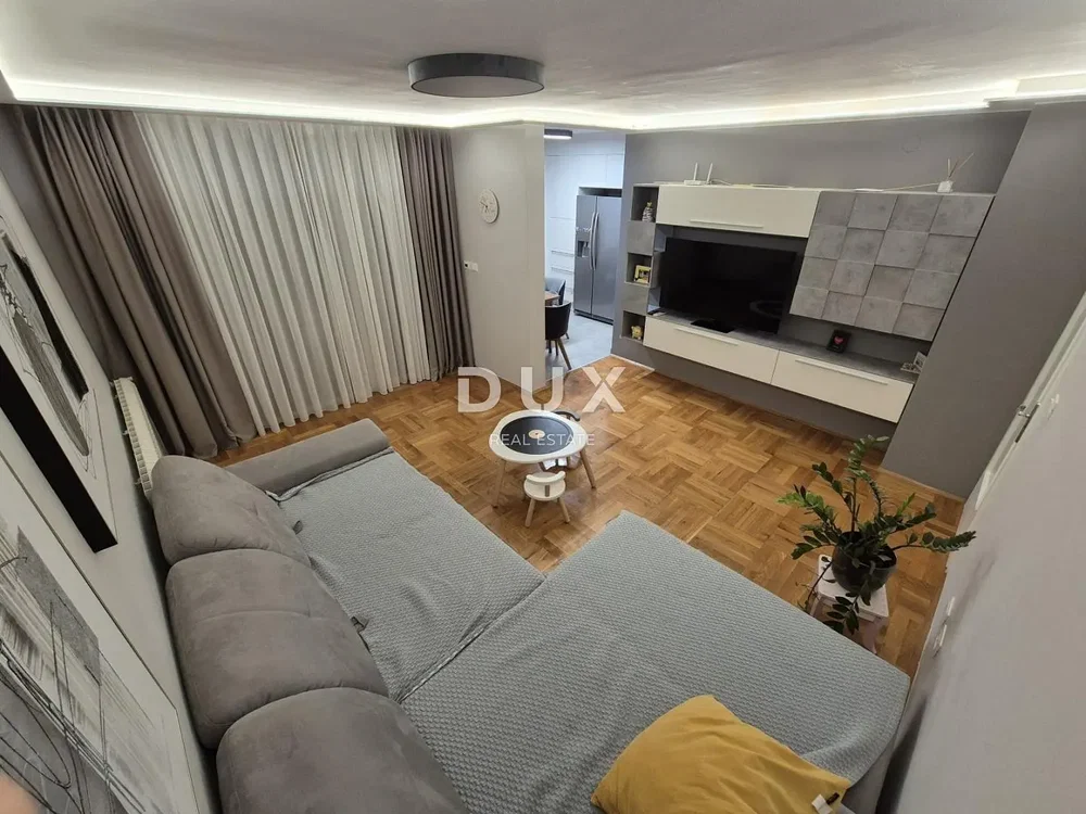 Sala de estar; estilo moderno, chão de madeira, luz natural
