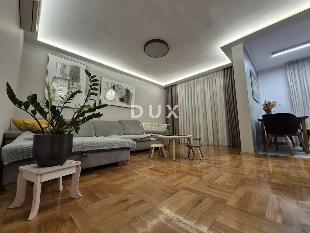 Sala de estar; chão de madeira, luz natural, estilo moderno