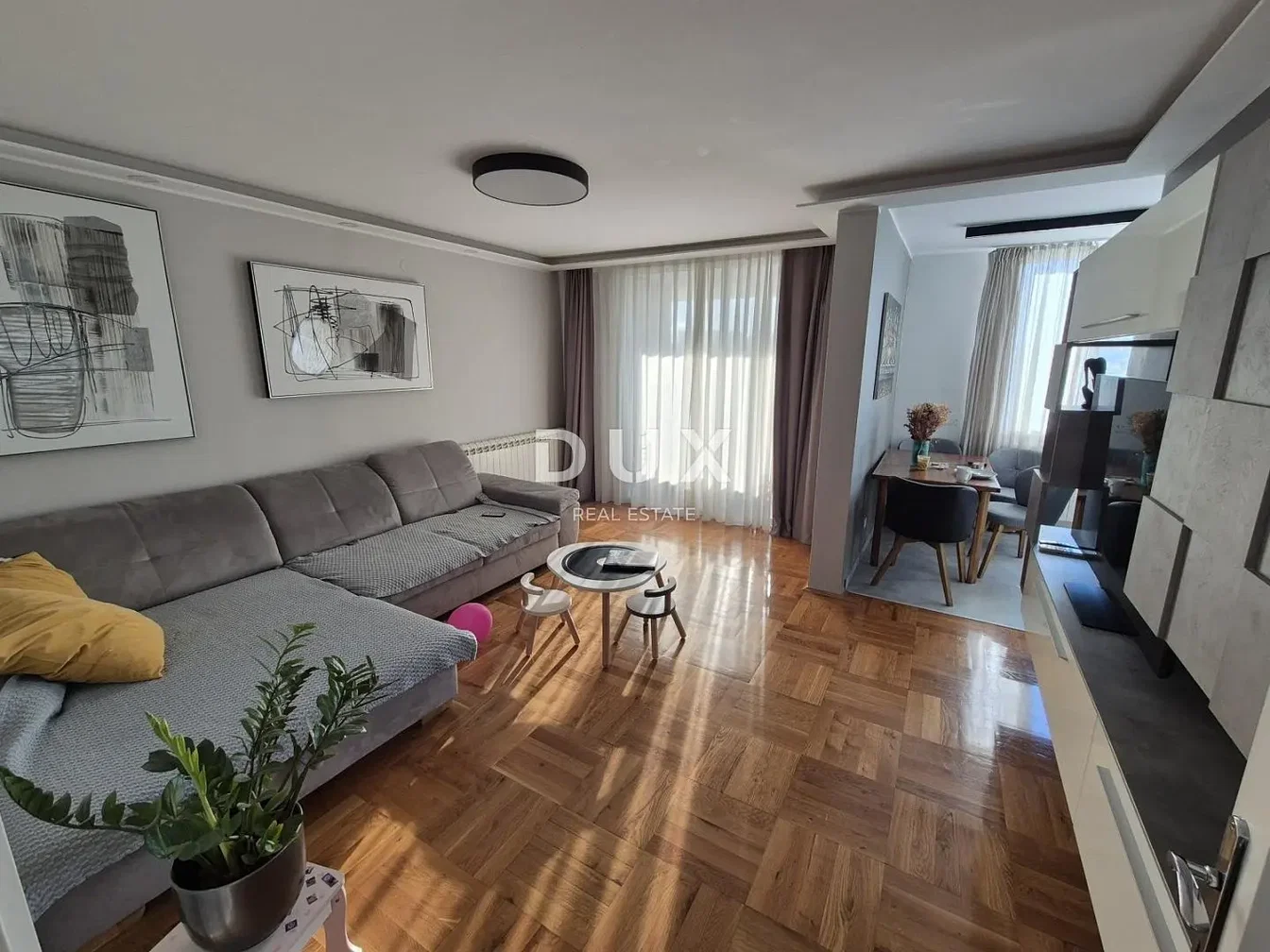 Sala de estar; luz natural, estilo moderno, chão de madeira