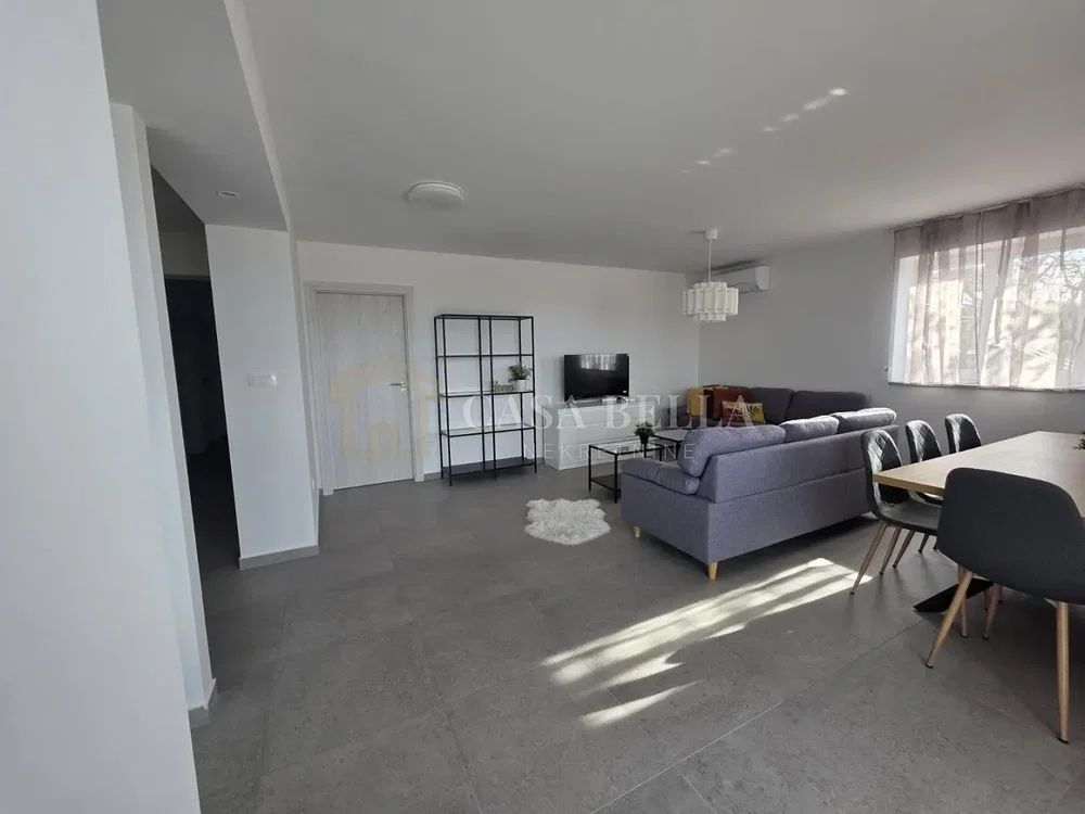 Dnevna soba; pločice, prirodno svjetlo, moderni stil