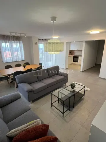 Sala de estar; luz natural, estilo moderno, chão de azulejo