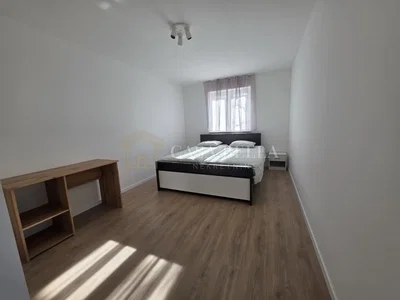 Spavaća soba; prirodno svjetlo, drveni pod