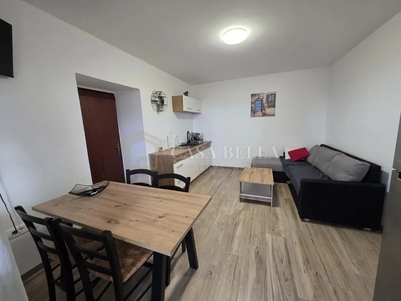 Dnevni boravak; moderan stil, prirodna svjetlost, drveni pod